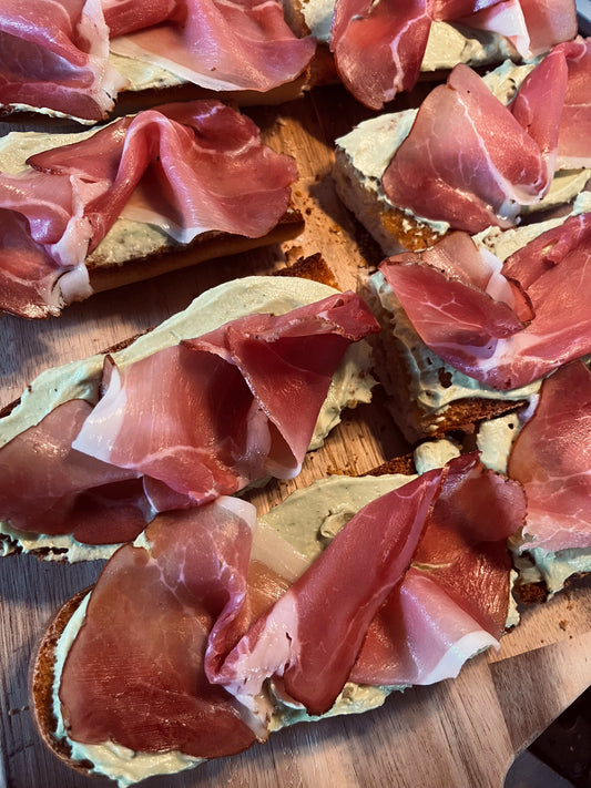 Geroosterd stokbrood met Avocado & Schwarzwälder schinken