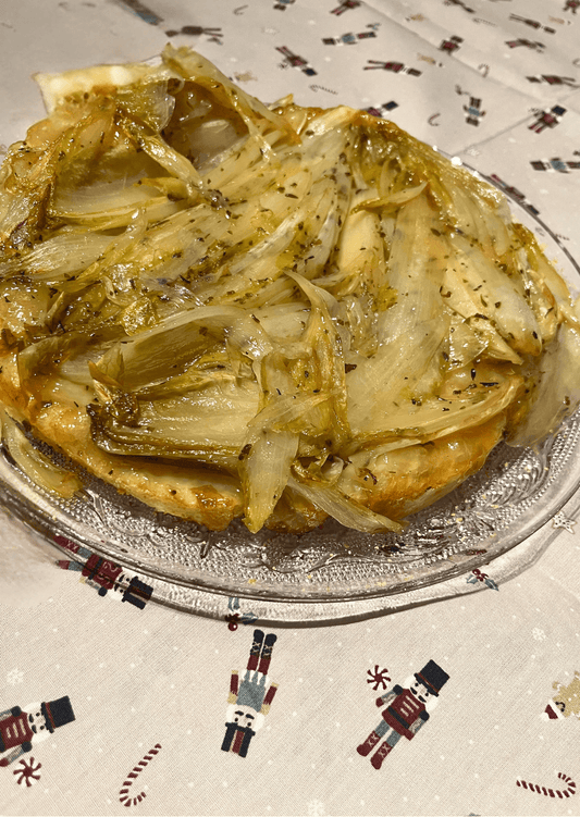 Serveerdbord met tarte tatin karamel witlof kerst notenkraker