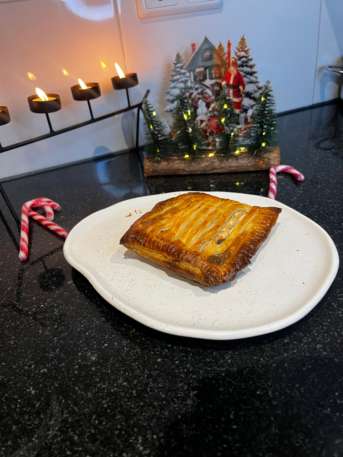 Wellington van bladerdeeg kruidenkaas en gemarineerde (diepvries) zalm