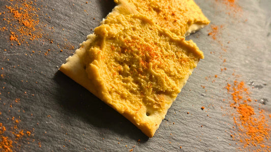 Heerlijk toastje besmeerd met de hummus