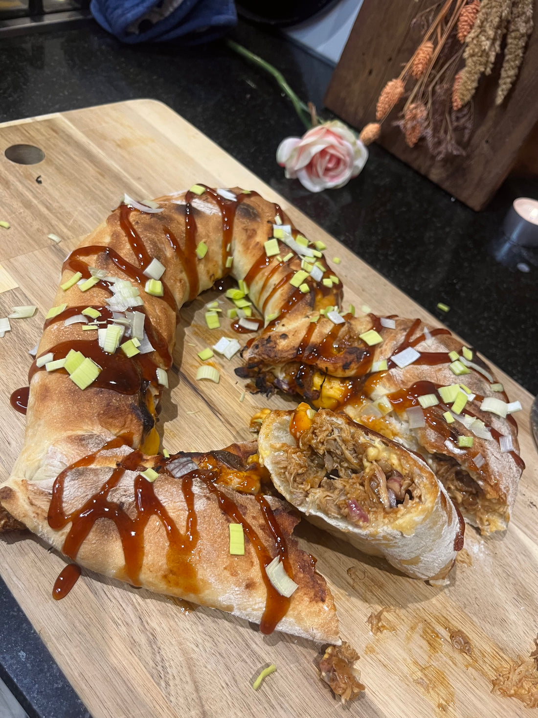 Calzone pizza in hartjes vorm gevuld met pulled chicken in bbq saus en cheddar kaas met prei 