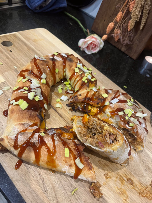 Calzone pizza in hartjes vorm gevuld met pulled chicken in bbq saus en cheddar kaas met prei 