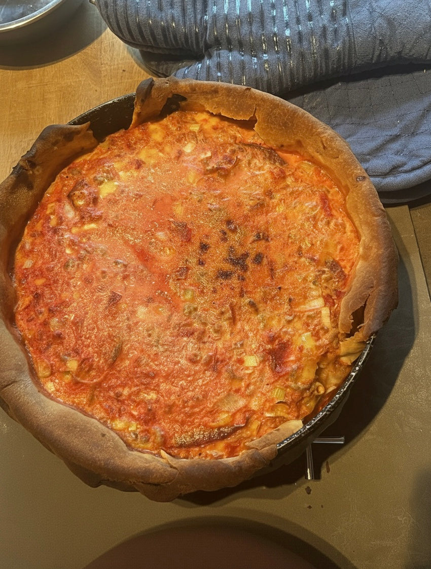 Quiche, roze door de rode biet met gehakt en ei