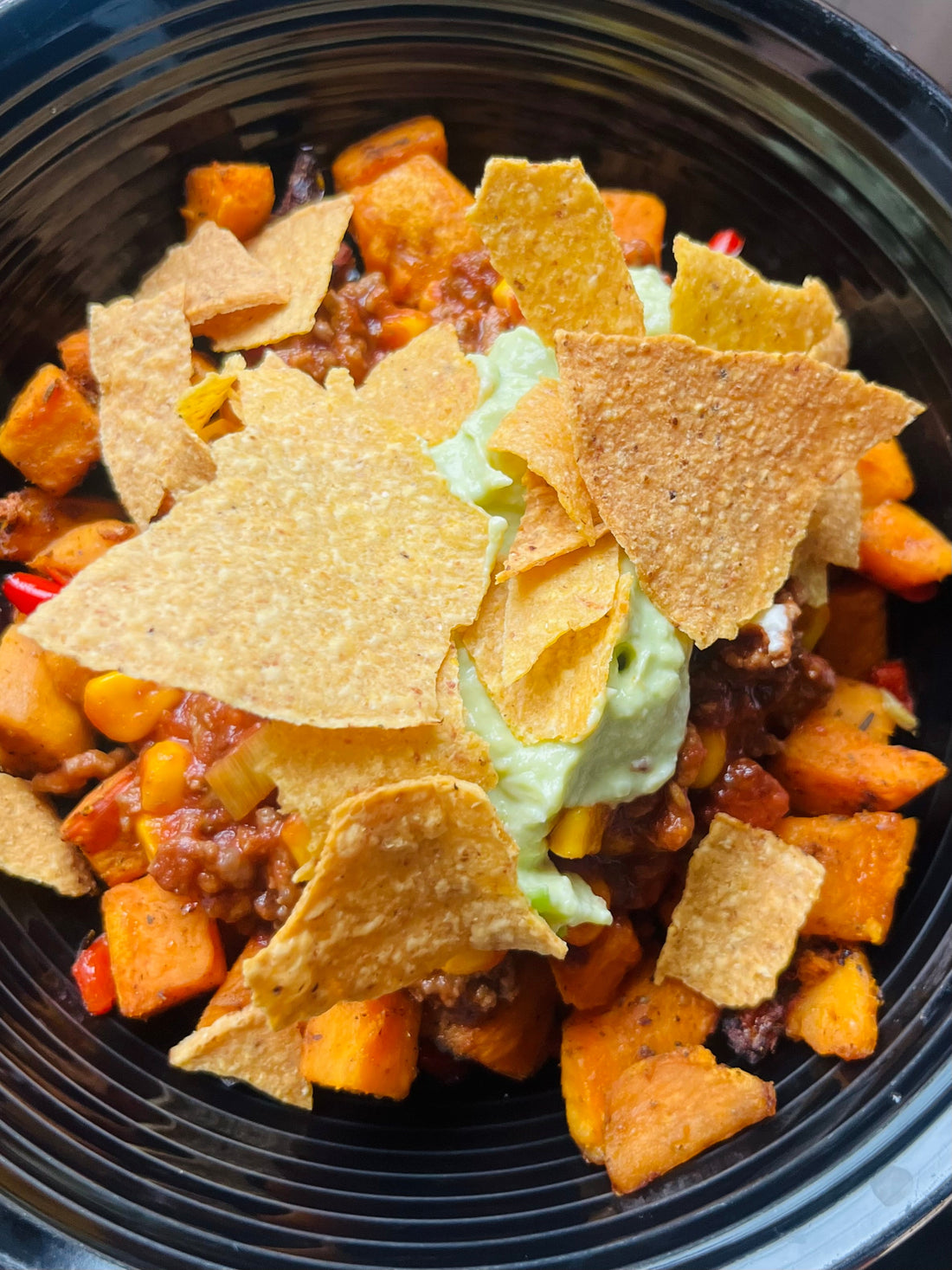 Taco bowl met guacamole, zoete aardappel en mais